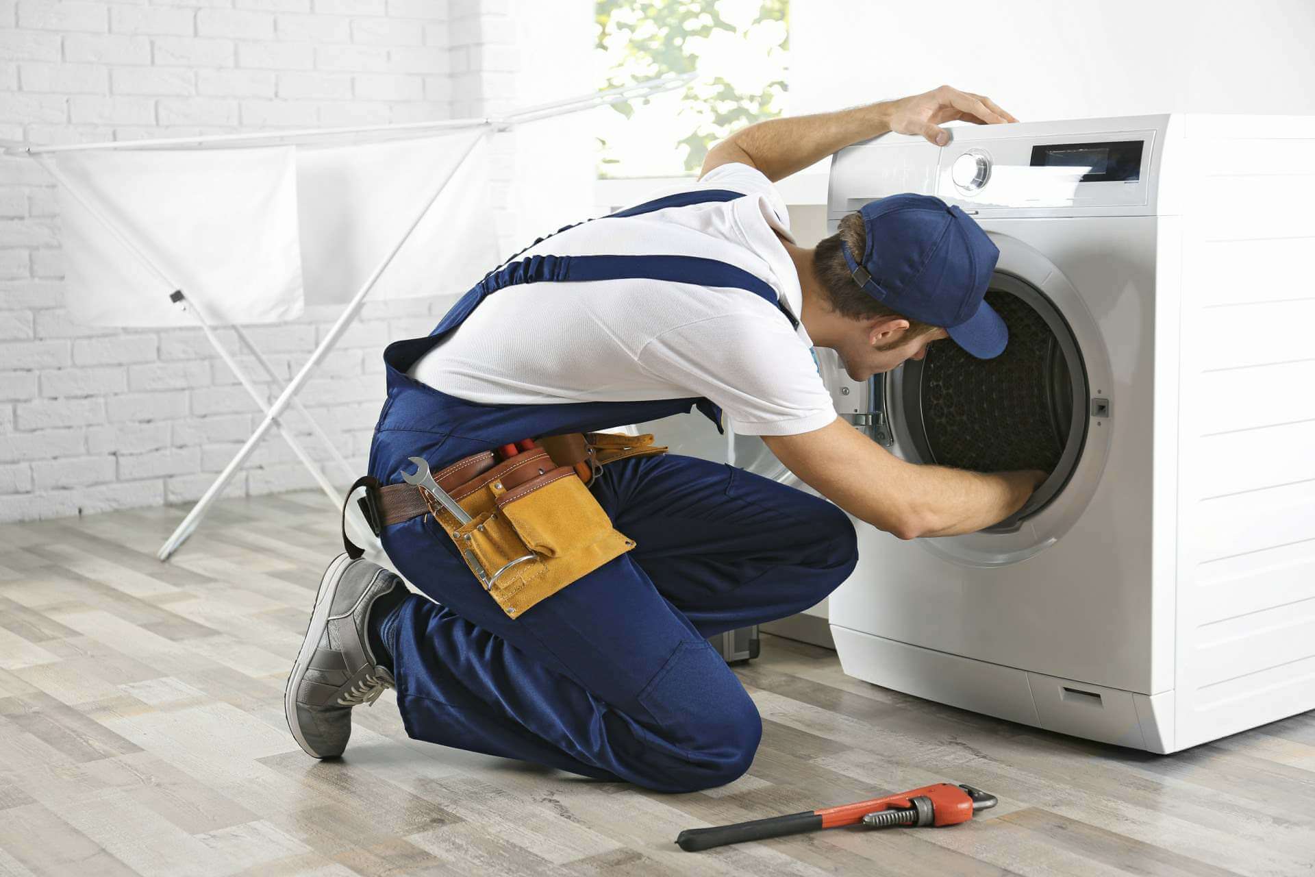 Técnico del servicio técnico Beko reparando electrodomésticos en Benavente
