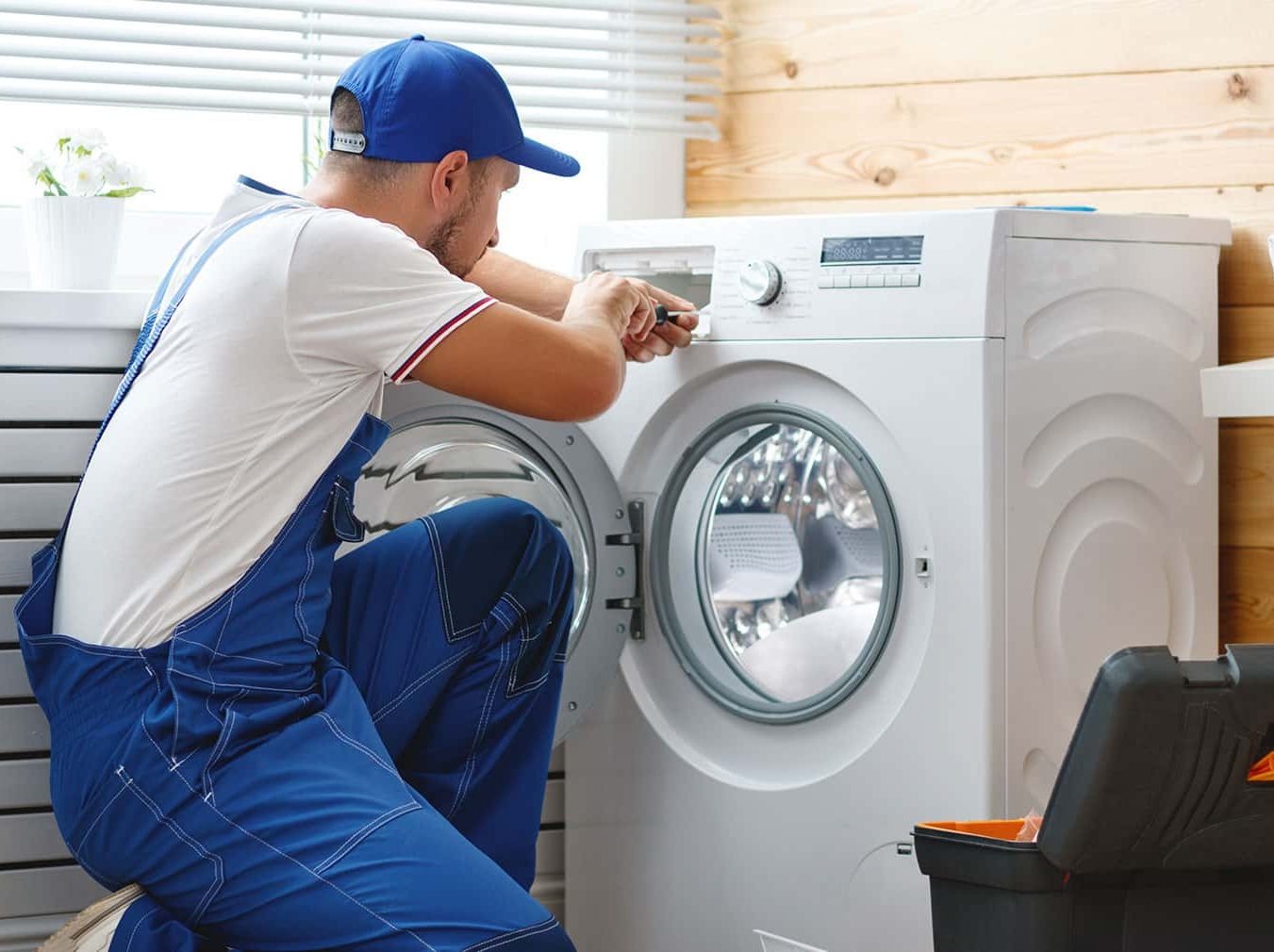 Técnico reparando electrodoméstico Beko en Muelas del Pan